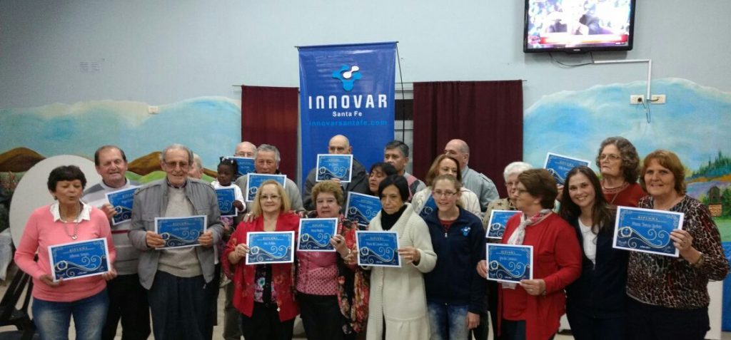 Pilar tiene nuevos adultos mayores amigos de lo digital.