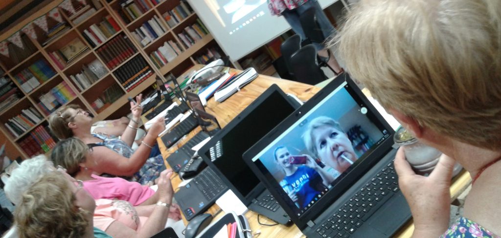 Seguimos amigando a nuestros mayores con las nuevas tecnologías.